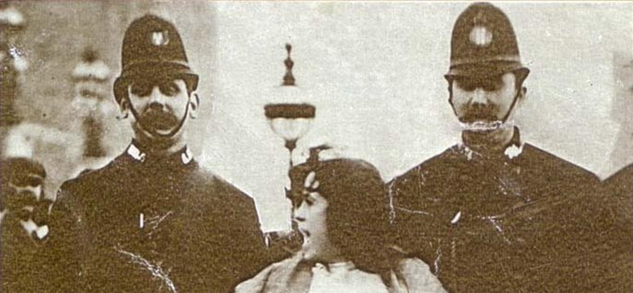 2 police offers Neighbour a shouting woman in grey-scale.