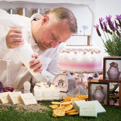 A pastry chef decorates cakes to be presented.